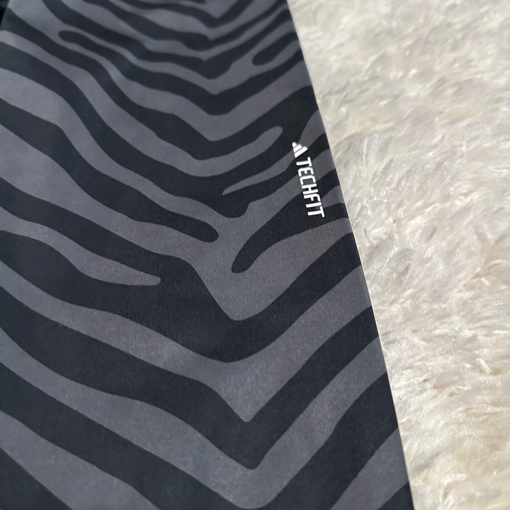 Adidas Women’s Size XS Black Zebra Print Leggings EUC - Picture 2 of 7